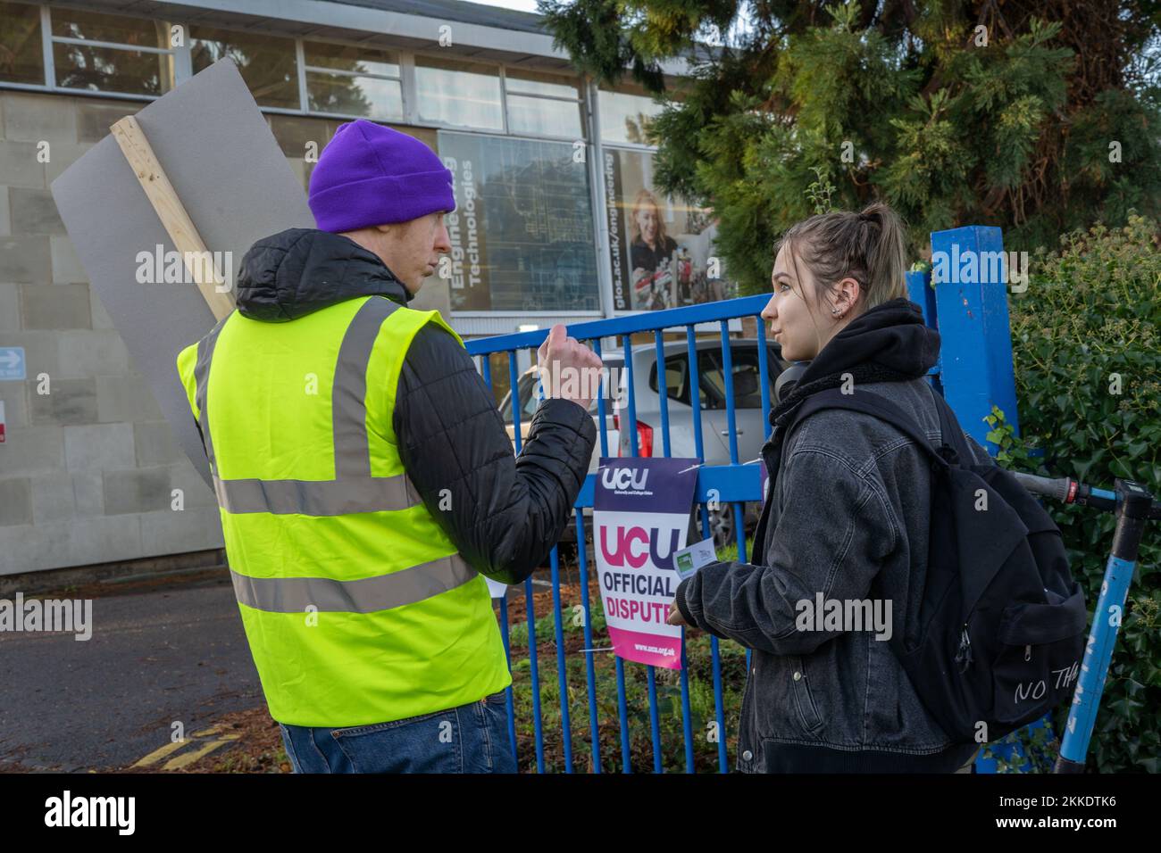 Cheltenham, UK. 25th Nov, 2022. Nov 25th 2022, Cheltenham, UK. Higher education staff form a picket line outside Park Campus, University of Gloucestershire, in a new wave of strikes over inadequate pay. Credit: Pathos Images/Alamy Live News Stock Photo