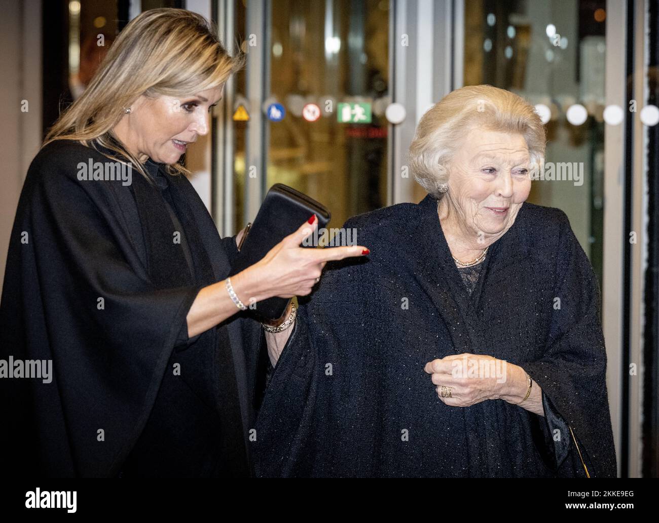 Amsterdam, Netherlands. 25th Nov, 2022. AMSTERDAM - Queen Maxima and Princess Beatrix depart from the Concertgebouw. They visited a concert by the Royal Concertgebouw Orchestra, conducted by the 26-year-old future chief conductor Klaus Makela. Queen Maxima is the patroness of the orchestra. ANP ROBIN UTRECHT netherlands out - belgium out Credit: ANP/Alamy Live News Stock Photo