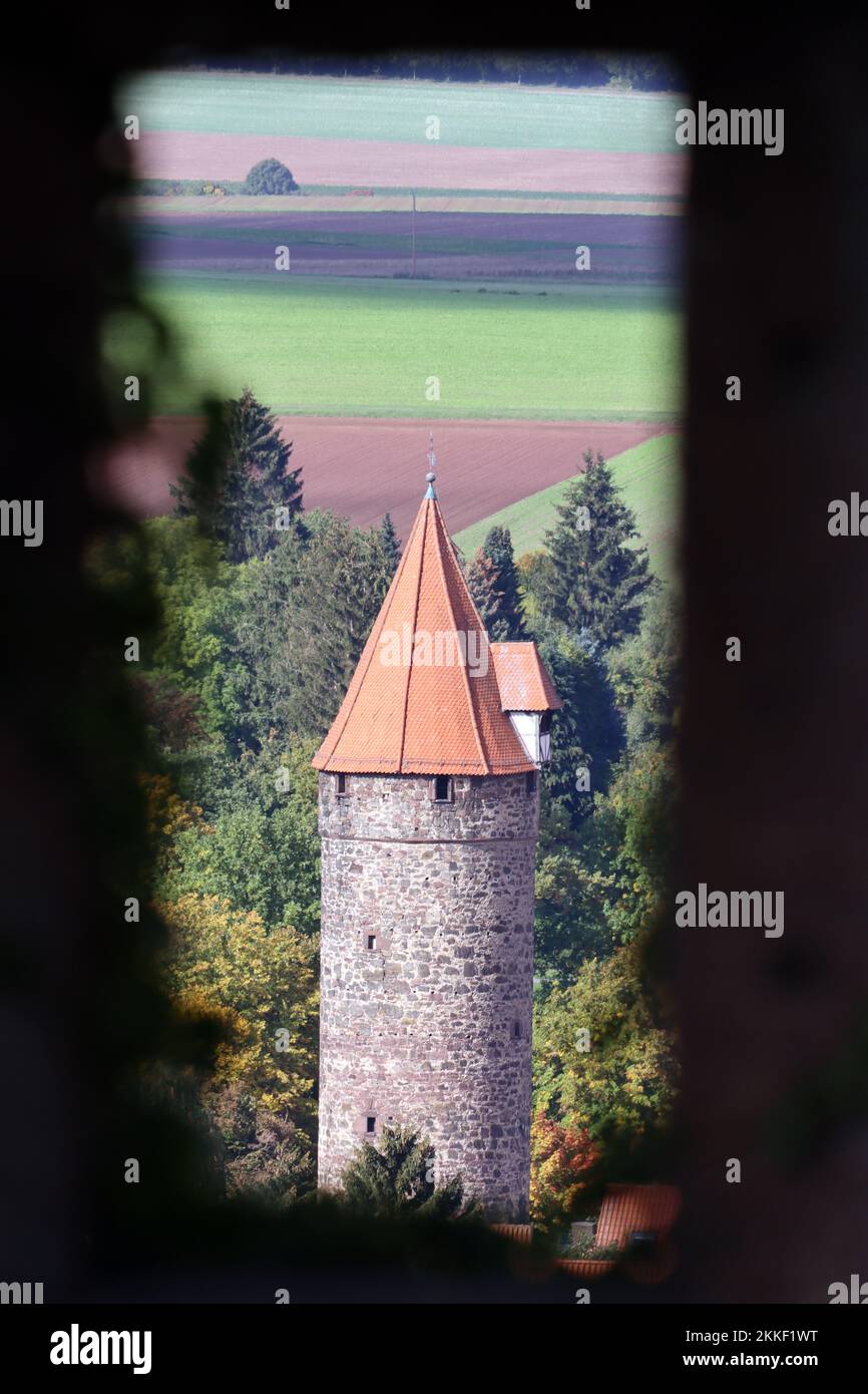 Blick von der Burgruine durch eine Schiessscharte auf einen Turm der historischen Stadtbefestigung, Hessen, Deutschland, Grebenstein Stock Photo