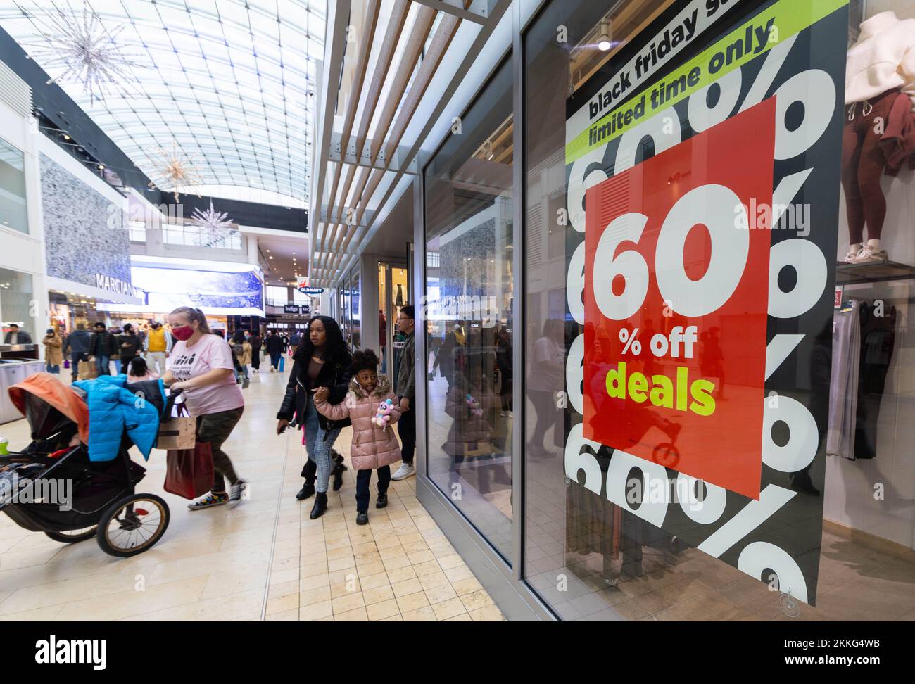Toronto, Canada. 25th Nov, 2022. People shop at Yorkdale Shopping Center during Black Friday sales in Toronto, Canada, on Nov. 25, 2022. Credit: Zou Zheng/Xinhua/Alamy Live News Stock Photo