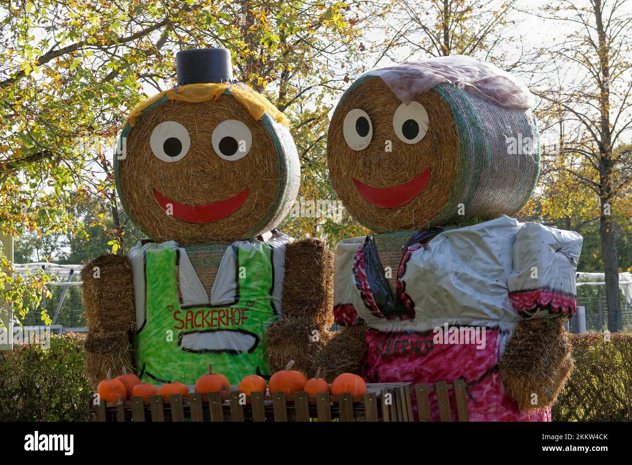 Couple made of straw bales, colourful figures, farm shop with pumpkin sale, pumpkin harvest, Ratingen, North Rhine-Westphalia, Germany, Europe Stock Photo