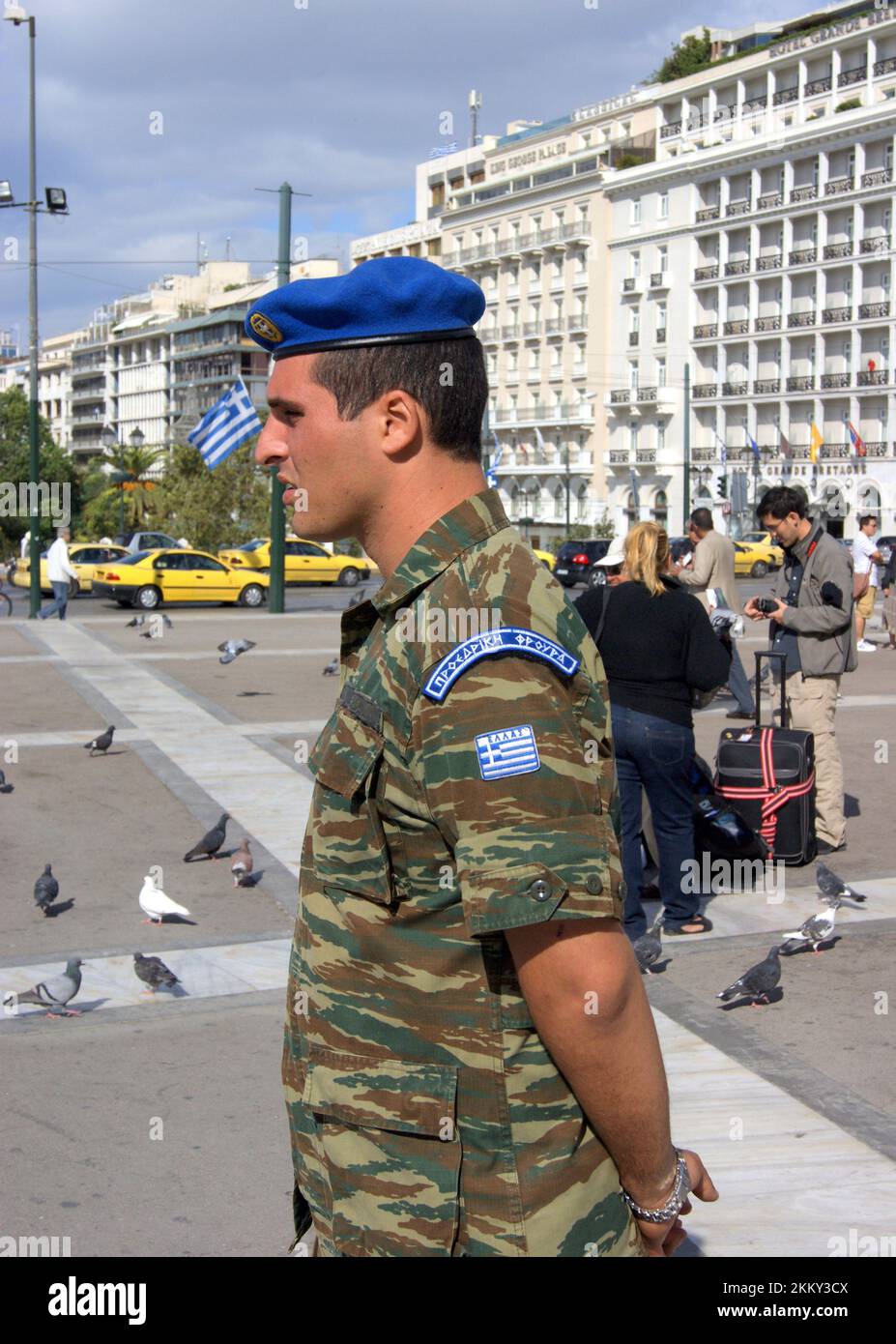 NCO of the Presidential Guard, in field uniform, supervises Changing of the Guard ceremony by the Tomb of the Unknown Soldier, Athens, Greece Stock Photo