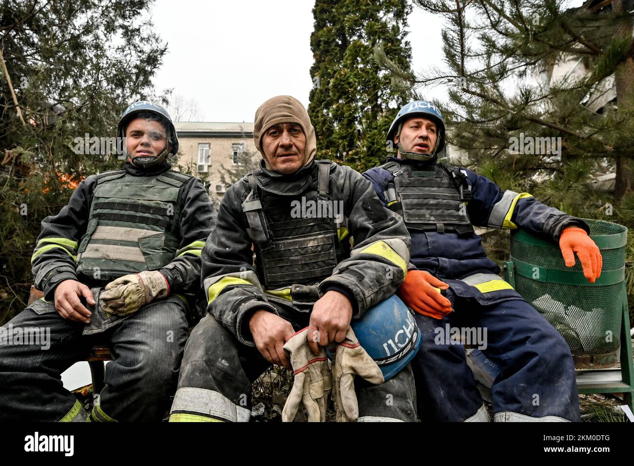 Non Exclusive: VILNIANSK, UKRAINE - NOVEMBER 23, 2022 - Rescuers of the State Emergency Service catch a break as they remove the rubble at the materni Stock Photo