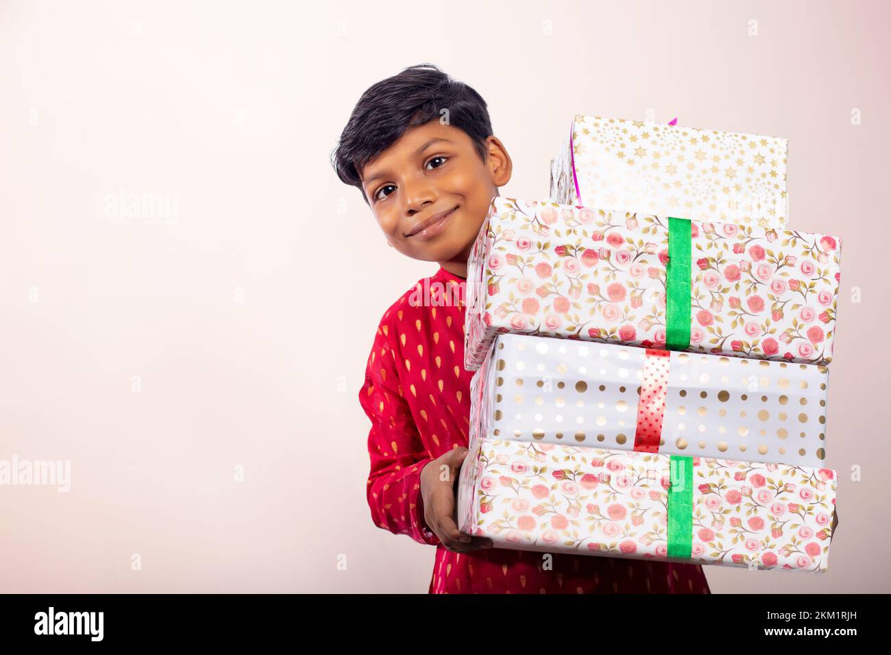Diwali gifts and children hi res stock photography and images Alamy