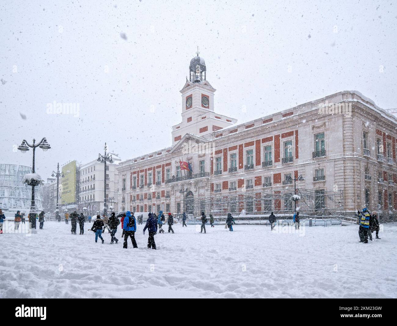 Casa de Correos de la Puerta del Sol nevada. Madrid. España Stock Photo