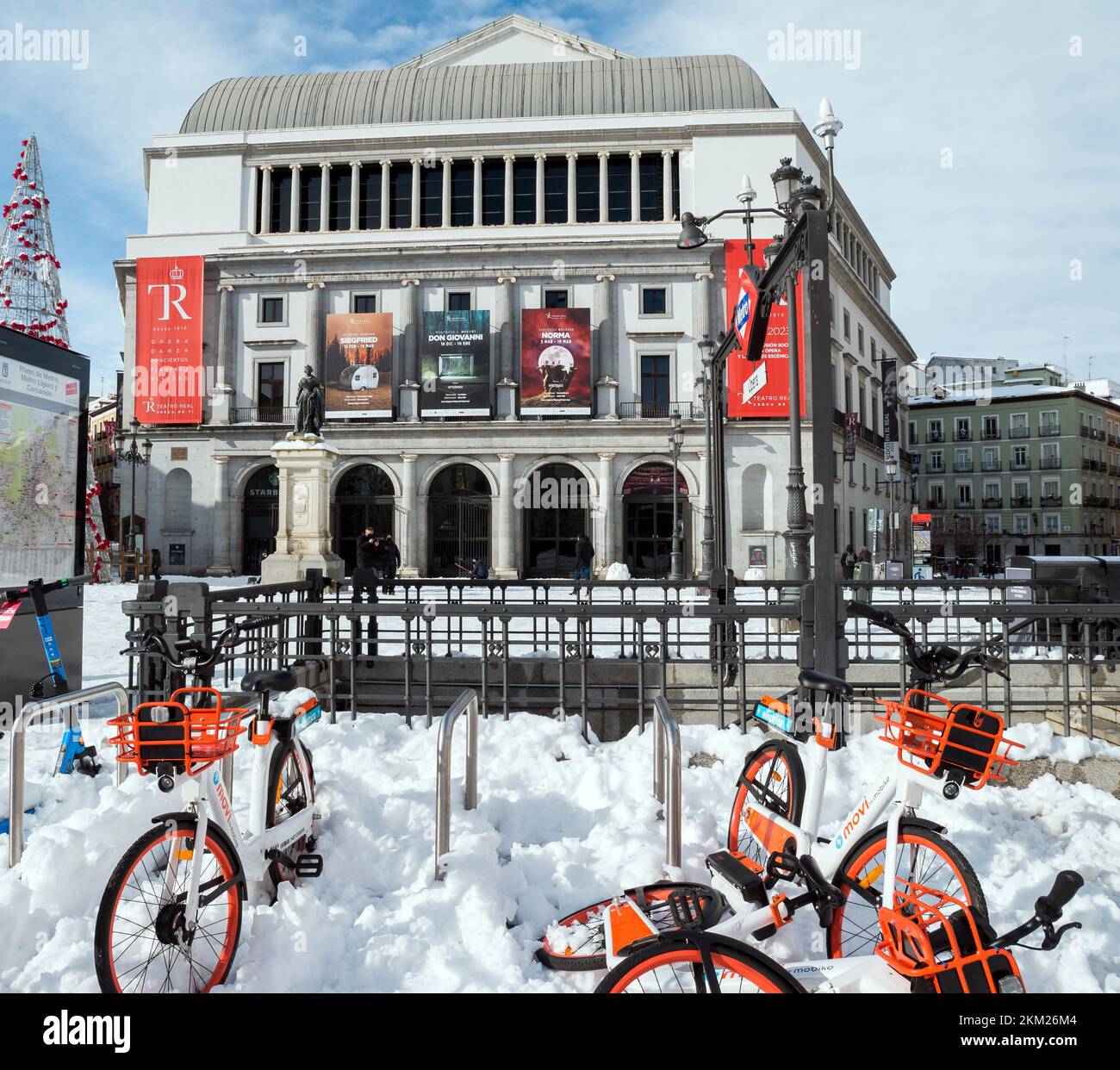 Plaza de Isabel II nevada. Madrid. España Stock Photo Alamy