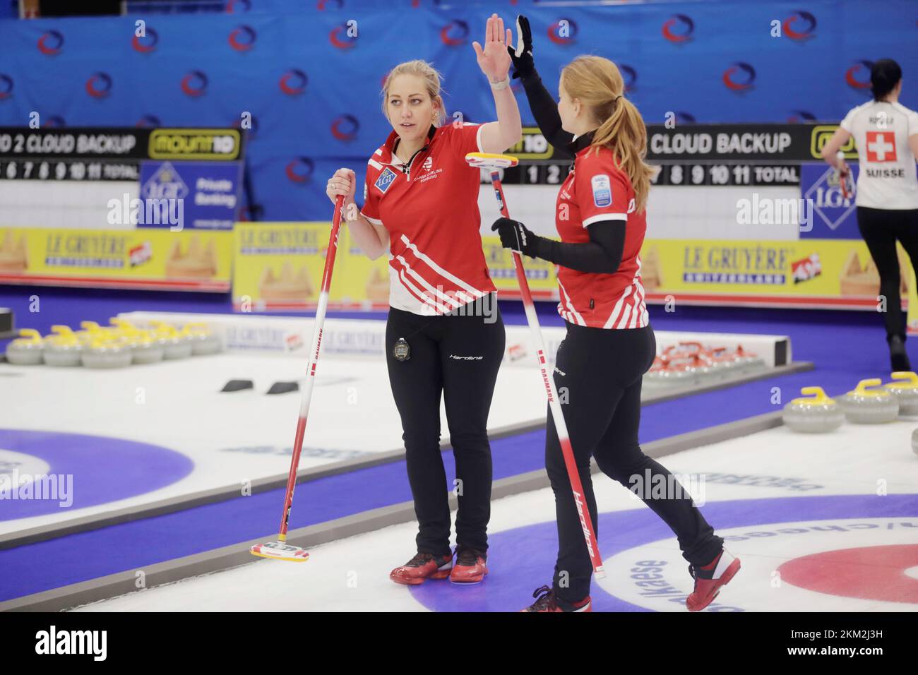 ÖSTERSUND 20221126 Danmarks Denise Dupont och Mathilde Halse under