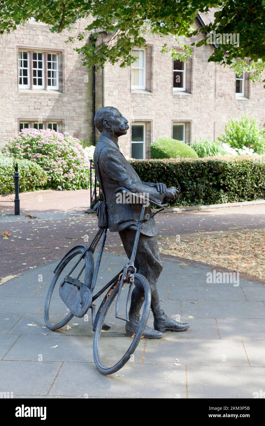 Statue of Sir Edward Elgar leaning on a bicycle, Hereford, Herefordshire Stock Photo