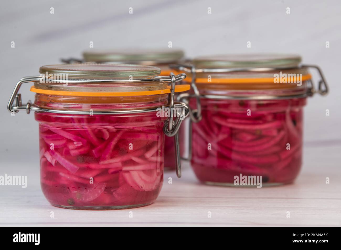RECIPE FOR ONION PICKLES IN JARS, WHITE WINE VINEGAR, WHITE WINE, SUGAR