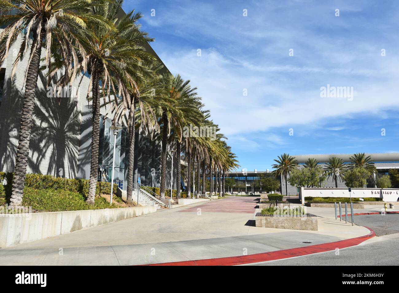ORANGE, CALIFORNIA - 25 NOV 2022: The Administration Building on the Campus of Santiago Canyon College looking towards the Ramirez Library, Stock Photo