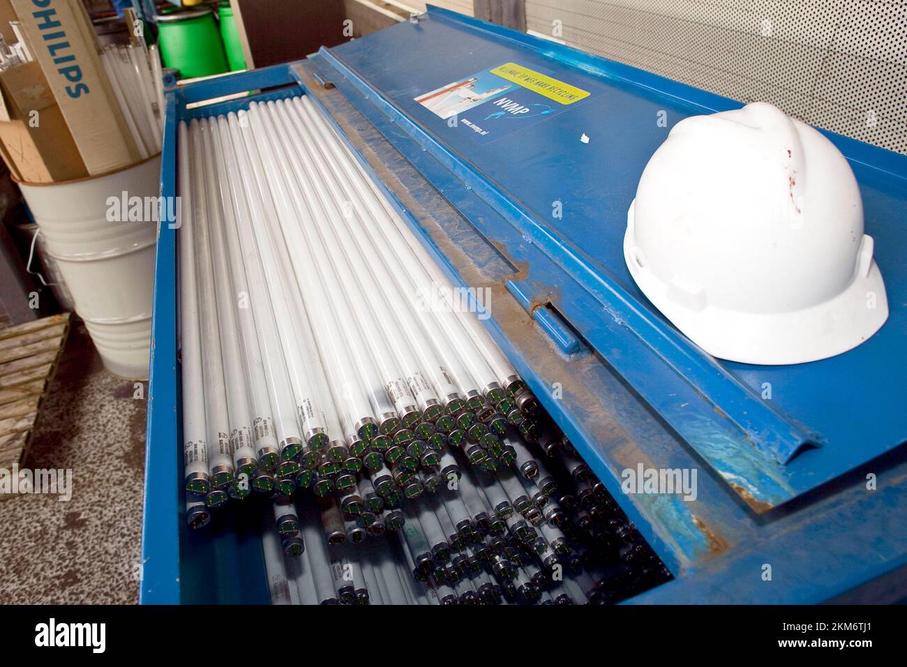 collecting and recycling old fluorescent tubes bij Indaver Doel Belgium. vvbvanbree fotografie