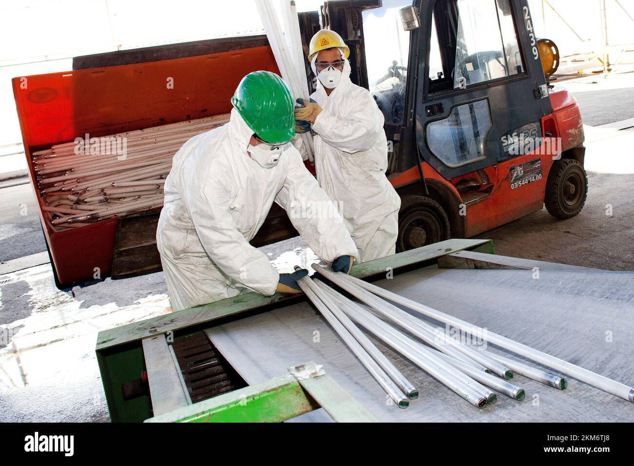 collecting and recycling old fluorescent tubes bij Indaver Doel Belgium. vvbvanbree fotografie