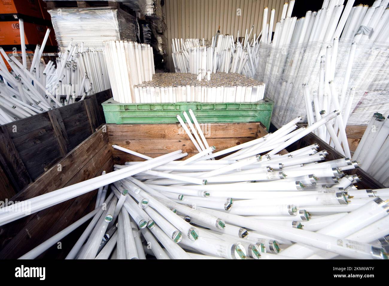collecting and recycling old fluorescent tubes bij Indaver Doel Belgium. vvbvanbree fotografie