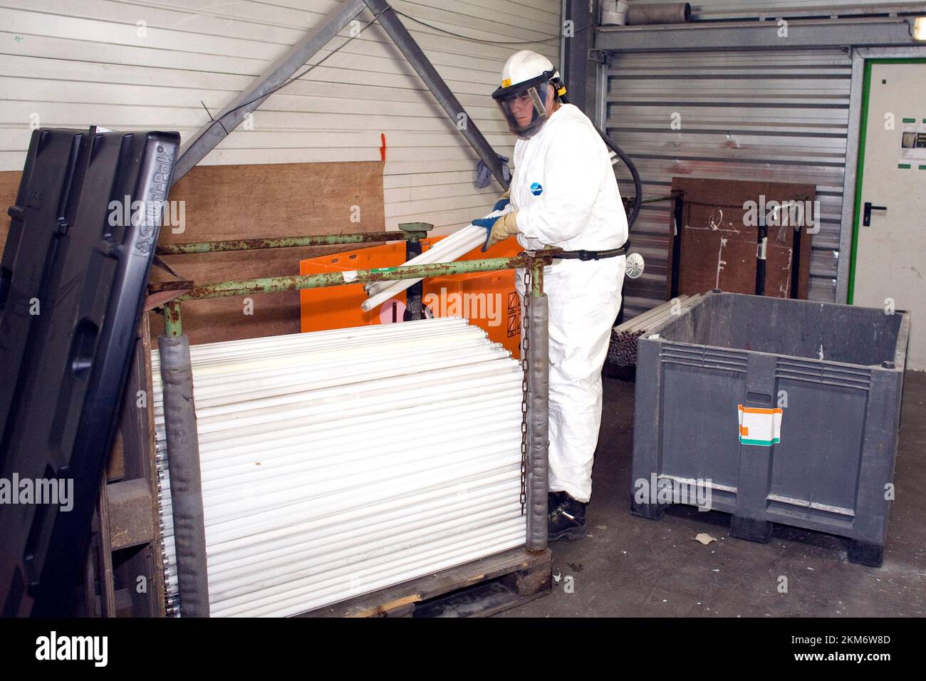 collecting and recycling old fluorescent tubes bij Indaver Doel Belgium. vvbvanbree fotografie