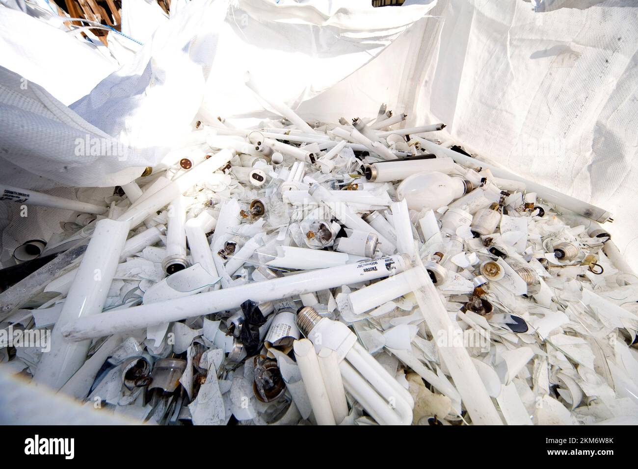 collecting and recycling old fluorescent tubes bij Indaver Doel