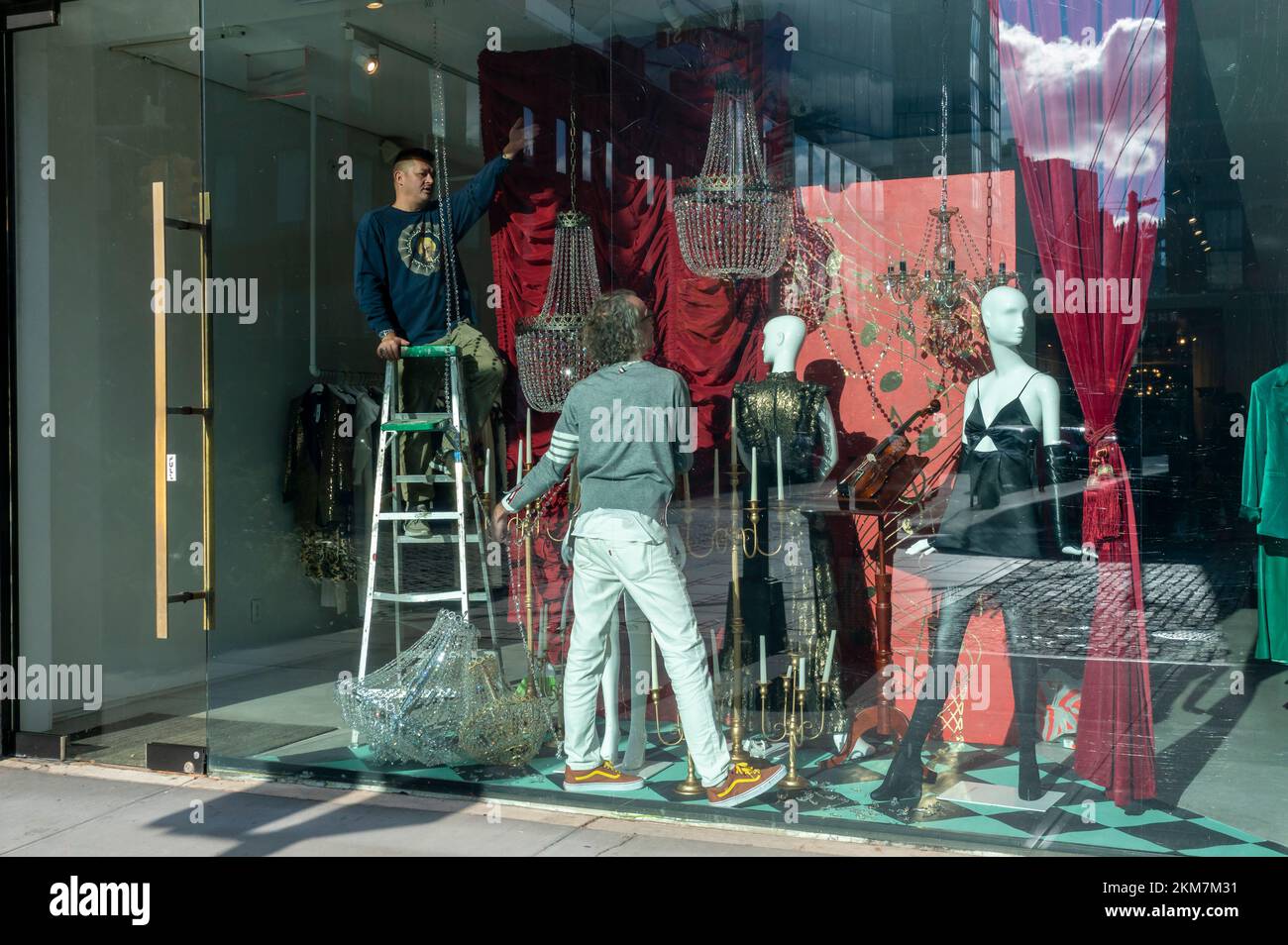 Window dressers in the Alice and Olivia by Stacey Bendet store in the Meatpacking District in New York on Wednesday, November 16, 2022. (© Richard B. Levine) Stock Photo