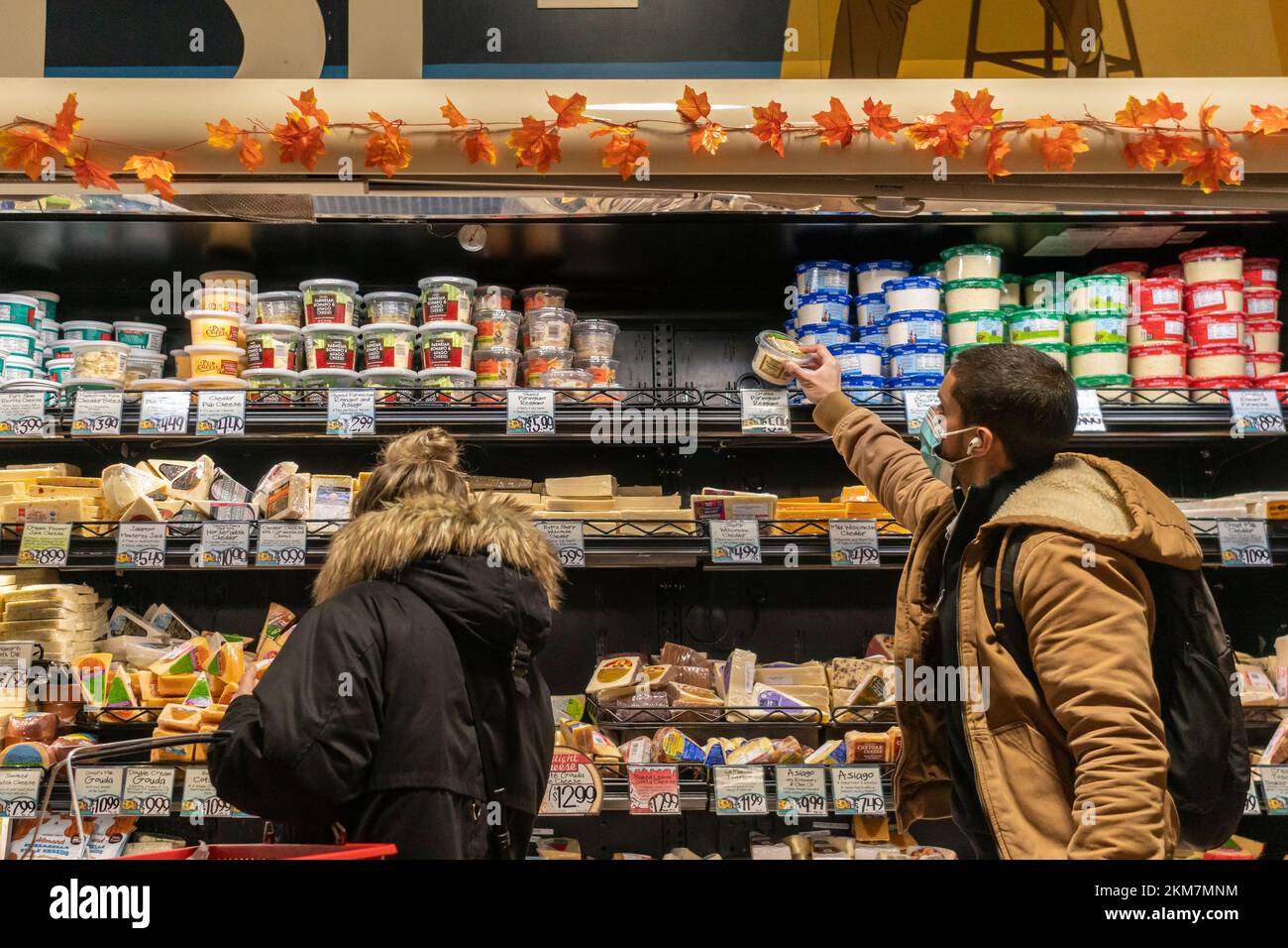 Shopping in a  supermarket in New York on Friday, November 18, 2022. The U.S. Federal Reserve Bank reported that it will be difficult to bring inflation down without a recession. (© Richard B. Levine) Stock Photo
