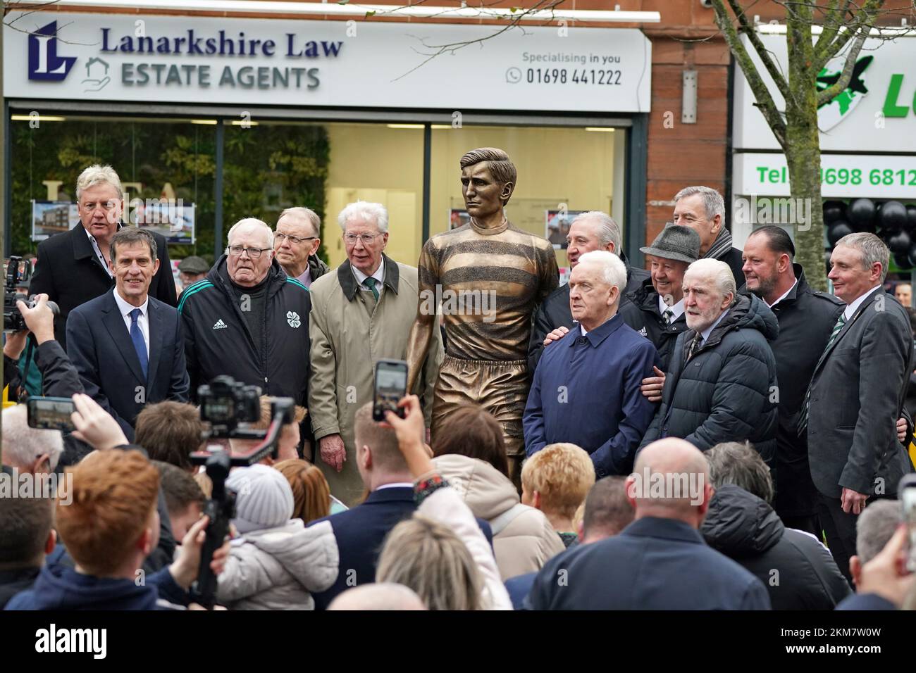 Former Celtic players Frank McAvennie (left), John Fallon (third left), Jim Craig (fifth left), John Clark (sixth right), Danny McGrain (second right) and Tommy Boyd (right) gather as a bronze statue of former Celtic captain and manager Billy McNeill is unveiled by members of the Billy McNeill Commemoration Committee, along with his widow Liz in his home town of Bellshill near Glasgow. Picture date: Saturday November 26, 2022. Stock Photo