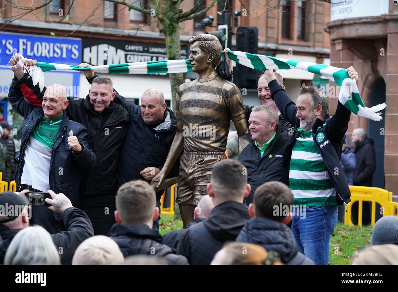 Celtic fans pose with a bronze statue of former Celtic captain and manager Billy McNeill which was unveiled by members of the Billy McNeill Commemoration Committee, along with his widow Liz in his home town of Bellshill near Glasgow. Picture date: Saturday November 26, 2022. Stock Photo