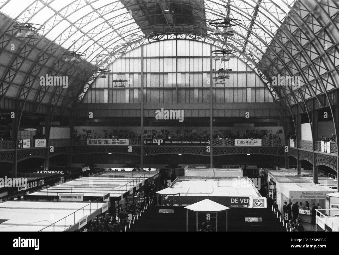 Photography show being held in Olympia London, Olympia Exhibition Centre. Early 1960s - EXACT DATE UNKNOWN. Possibly Amateur Photographer Photo Fair Stock Photo