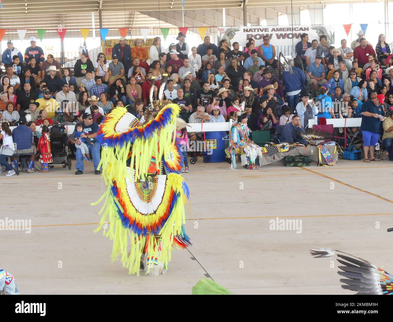 Native people dance performance hi-res stock photography and images - Alamy
