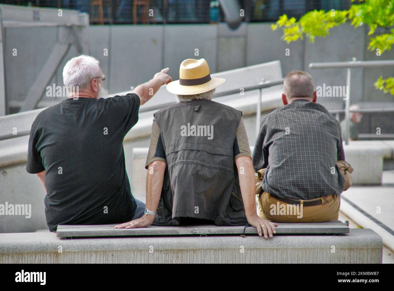Old men on park bench hi-res stock photography and images - Alamy