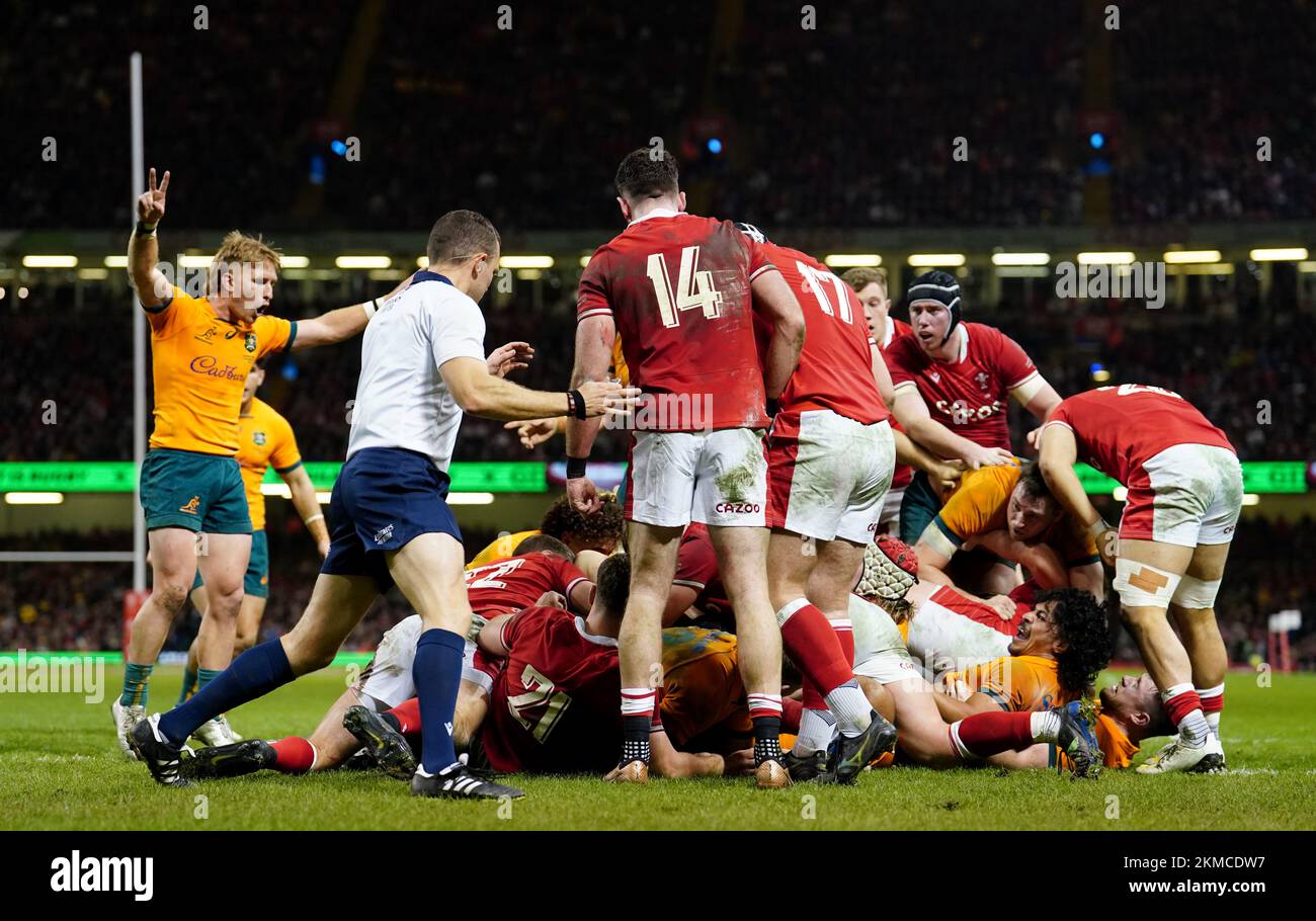 Australia are awarded a penalty try during the Autumn International match at Principality Stadium, Cardiff. Picture date: Saturday November 26, 2022. Stock Photo