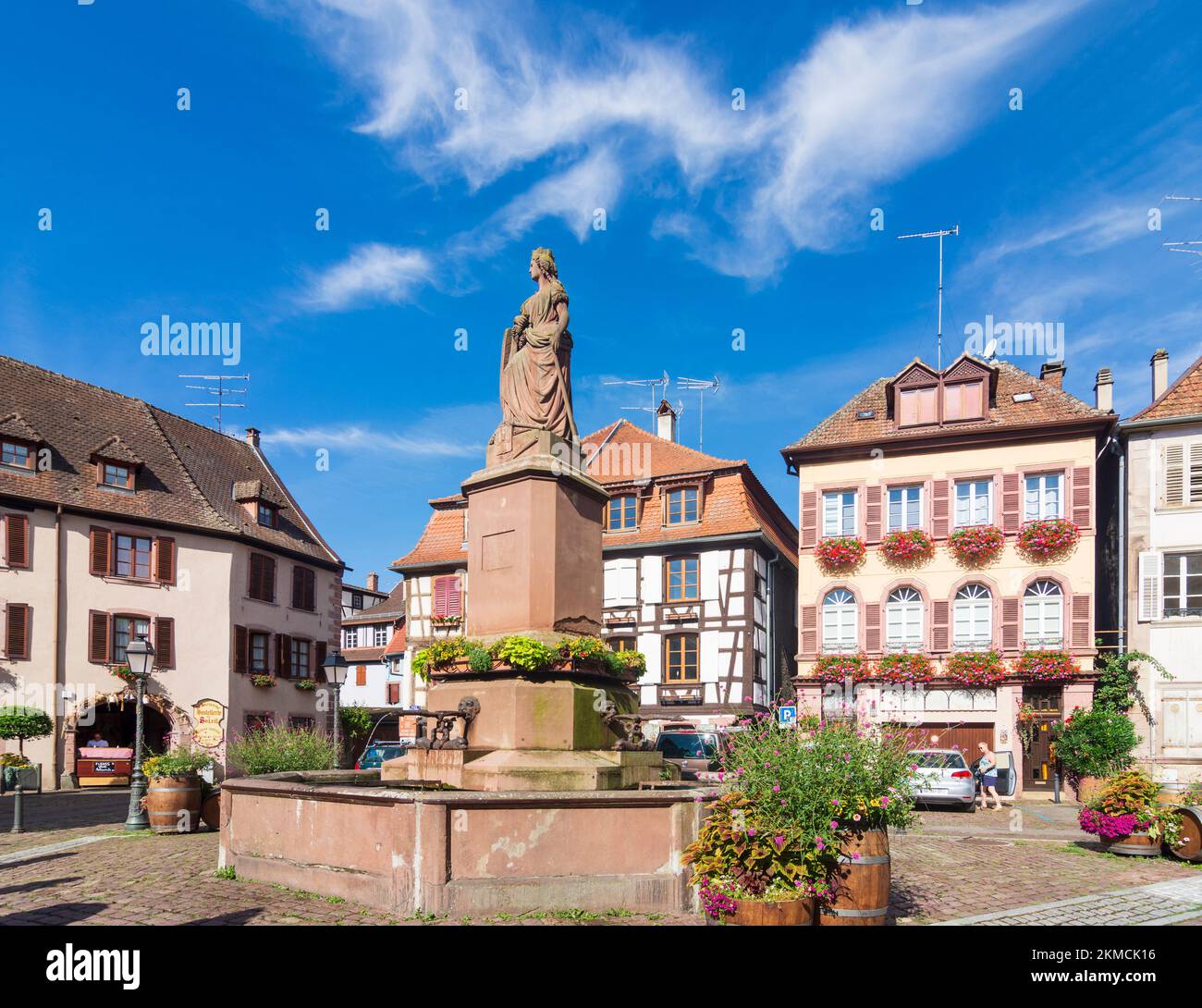 Ribeauville (Rappoltsweiler, Rappschwihr): square Place de la Sinne in Alsace (Elsass), Haut-Rhin (Oberelsass), France Stock Photo
