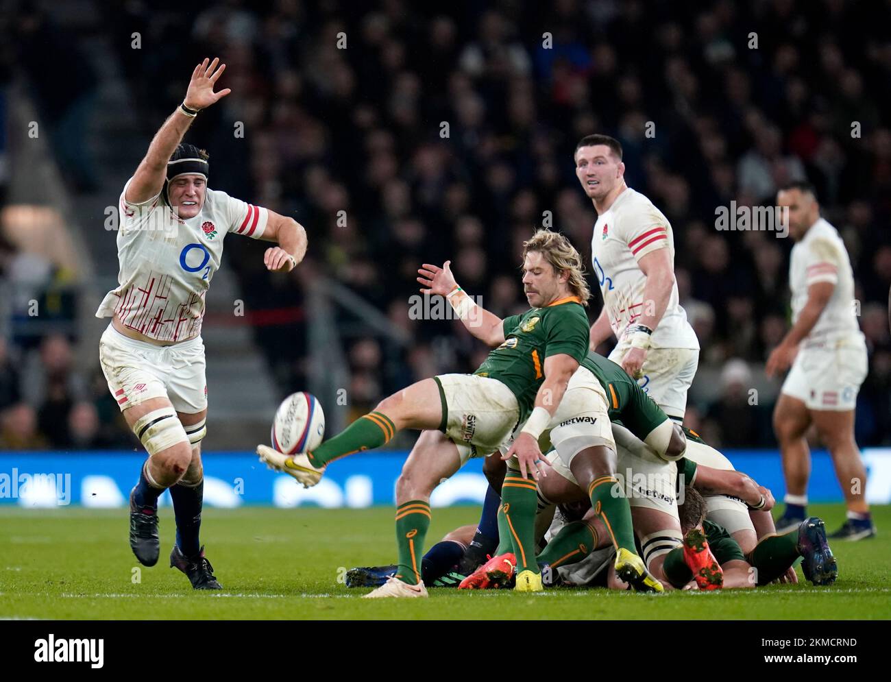 England's Alex Coles attempts to charge down South Africa's Faf de Klerk kick during the Autumn International match at Twickenham Stadium, London. Picture date: Saturday November 26, 2022. Stock Photo
