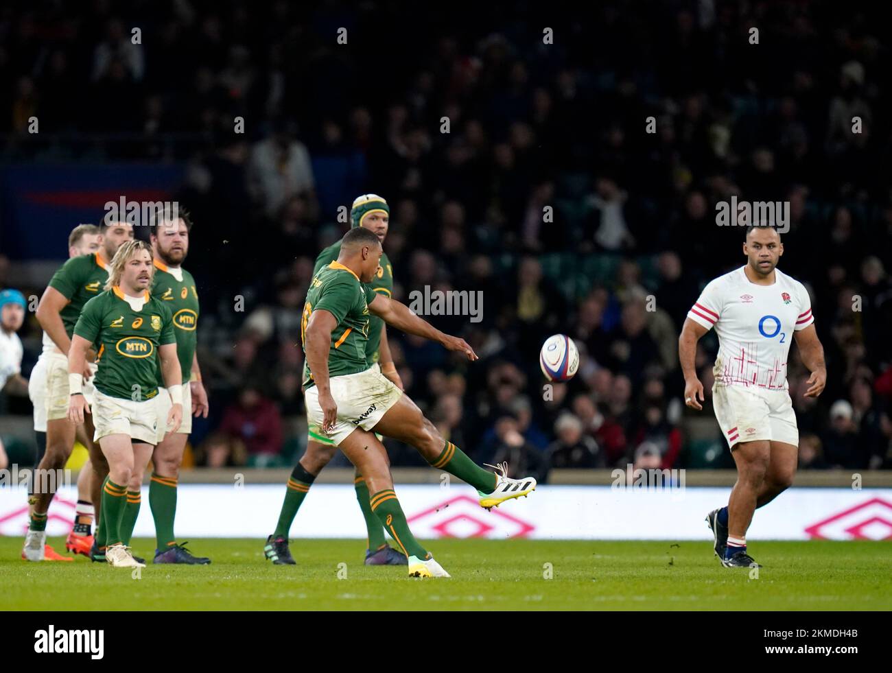 South Africa's Damian Willemse scores a drop goal during the Autumn International match at Twickenham Stadium, London. Picture date: Saturday November 26, 2022. Stock Photo