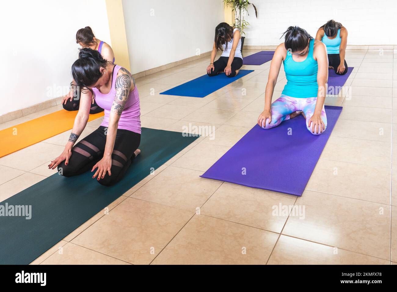 Kneeling women hi-res stock photography and images - Alamy