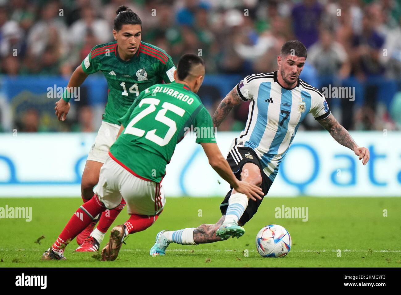 Lusail, Qatar. 26th Nov, 2022. Rodrigo de Paul of Argentina and Erick Gutierrez of Mexico during the FIFA World Cup Qatar 2022 match, Group C, between Argentina and Mexico played at Lusail Stadium on Nov 26, 2022 in Lusail, Qatar. (Photo by Bagu Blanco/PRESSIN) Credit: Sipa USA/Alamy Live News Stock Photo