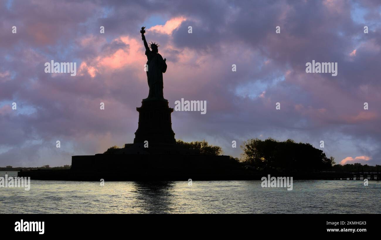 New York united states 21, may 2018 sunset at the statue of liberty Stock Photo