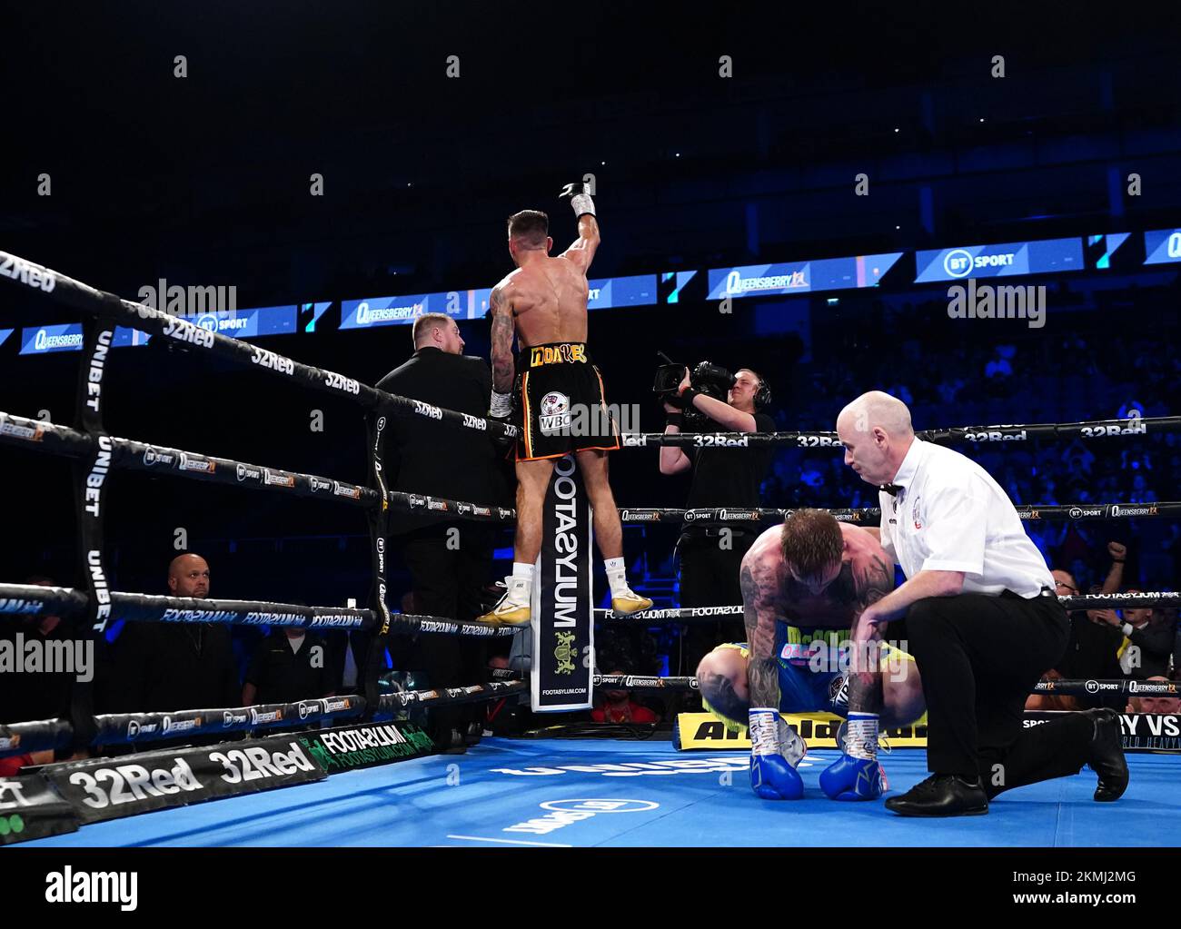 Sam Noakes celebrates victory in the WBC International Silver Light ...
