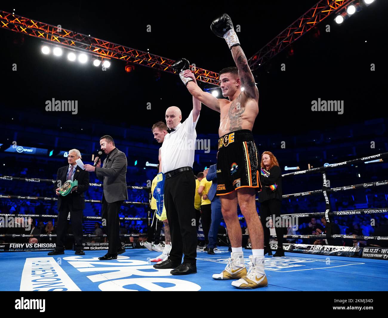 Sam Noakes (right) celebrates victory in the WBC International Silver ...