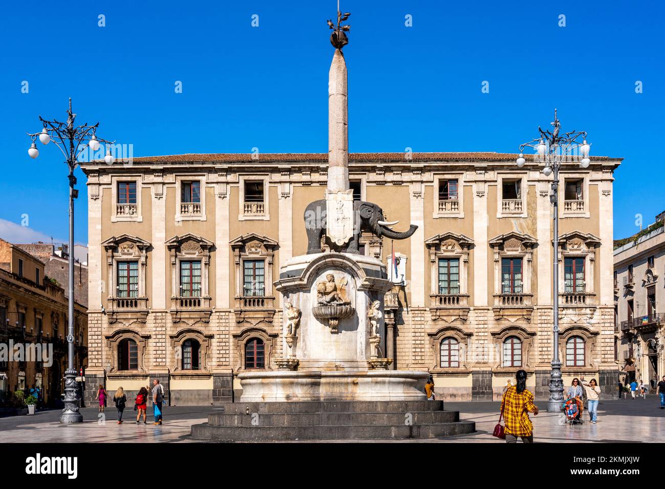 The Fontana dell Elefante (Fountain of the Elephant) and Palazzo degli Elefante (Town Hall) in the backround, Piazza del Duomo, Catania, Sicily, Italy Stock Photo