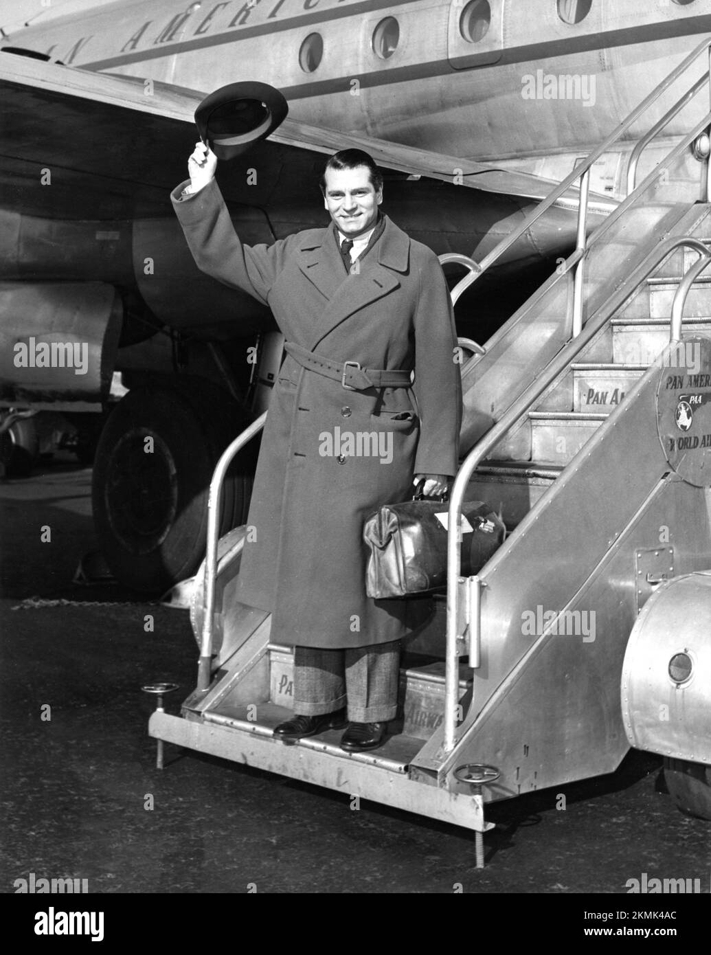 LAURENCE OLIVIER arriving in New York from Pan-American Airline plane in early December 1949 for his appearance on an NBC Telecast publicity for the National Broadcasting Company Stock Photo