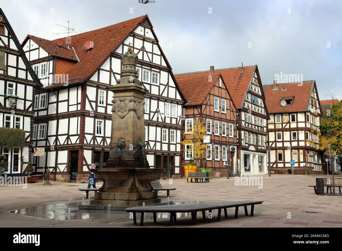 Denkmal und Brunnen auf dem Marktplatz in der historischen Altstadt, Hessen, Deutschland, Hofgeismar Stock Photo