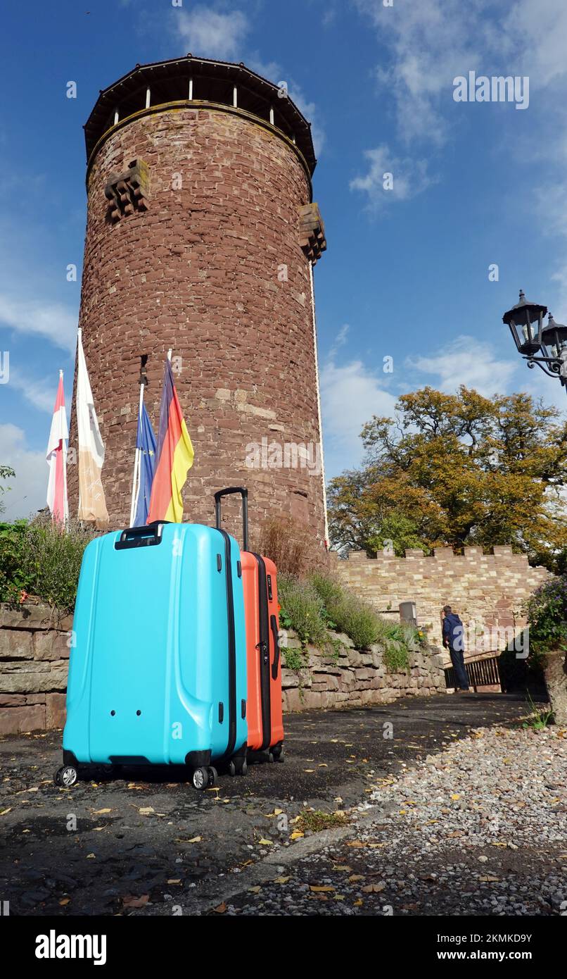 zwei Koffer vor der historischen Trendelburg in der gleichnamigen Stadt, Hessen, Deutschland Stock Photo