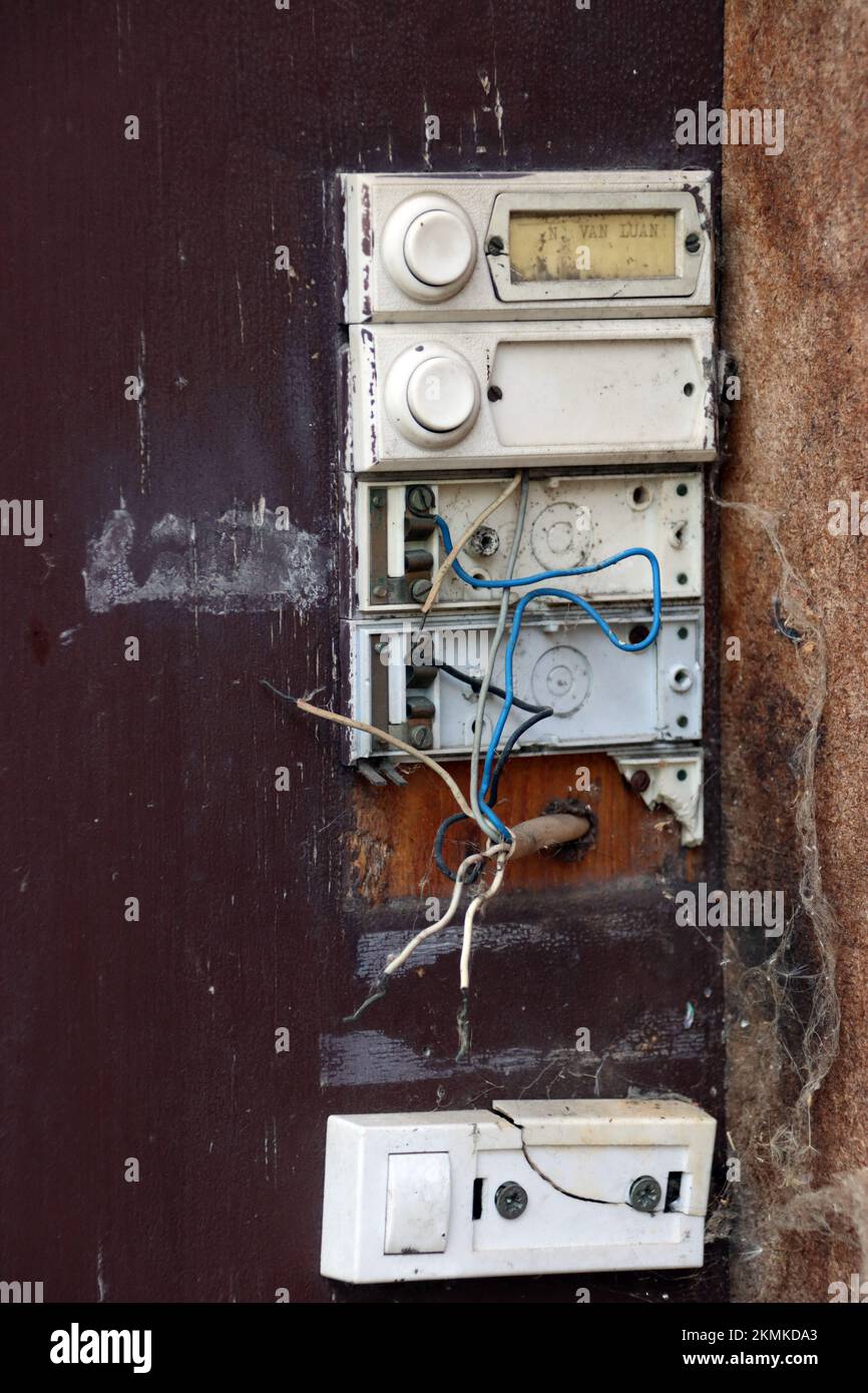 Symbolbild - desolate Klingelknöpfe an einem leer stehenden Haus Stock Photo