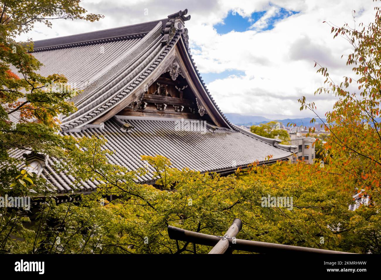 Rosso giapponese ombrellino in giardino Eikando in Kyoto Foto stock - Alamy