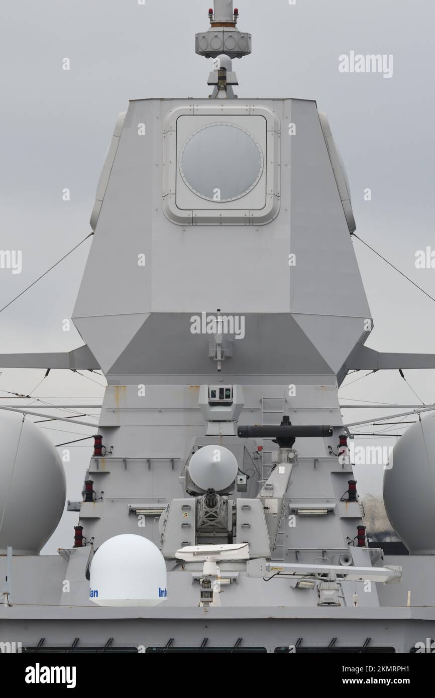 Boodschapper Klusjesman verlangen Kanagawa Prefecture, Japan - September 05, 2021: Royal Netherlands Navy  Thales Nederland APAR multifunction 3D radar on HNLMS Evertsen Stock Photo  - Alamy