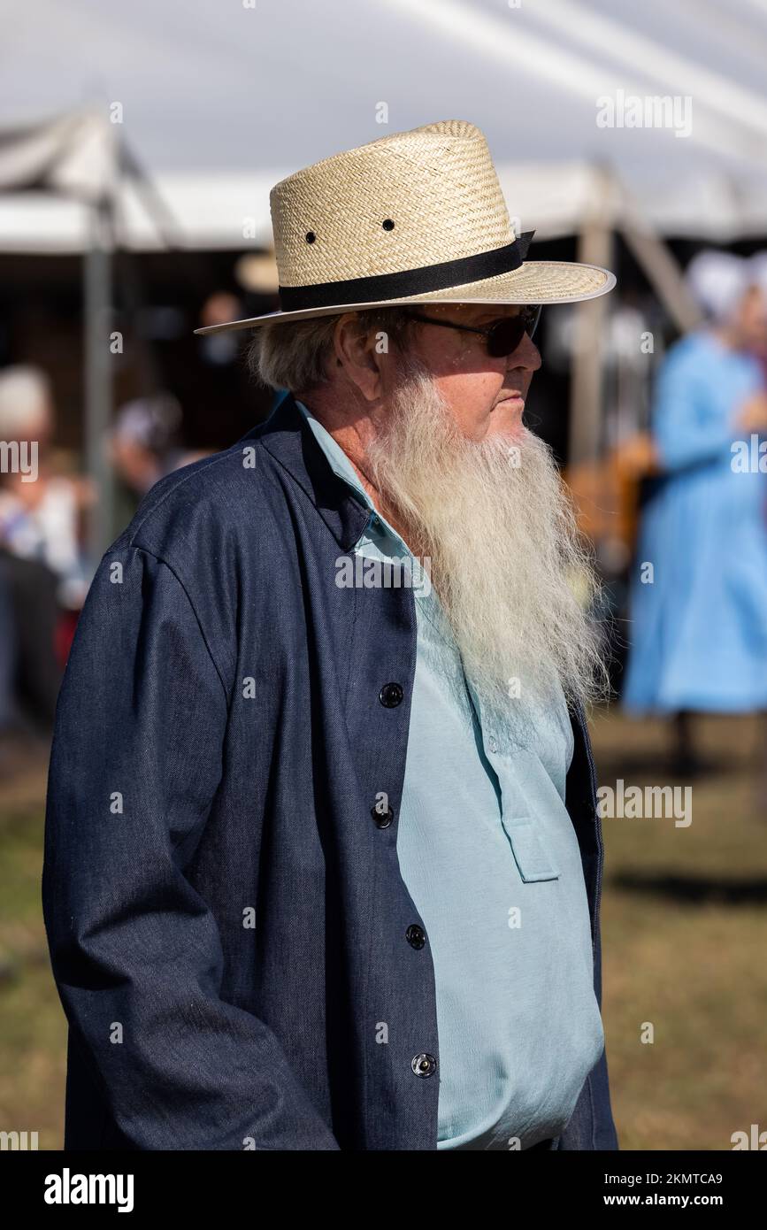 Older Amish man in sunglasses with straw hat in Casson Corner near Dover, Kent County, Delaware Stock Photo