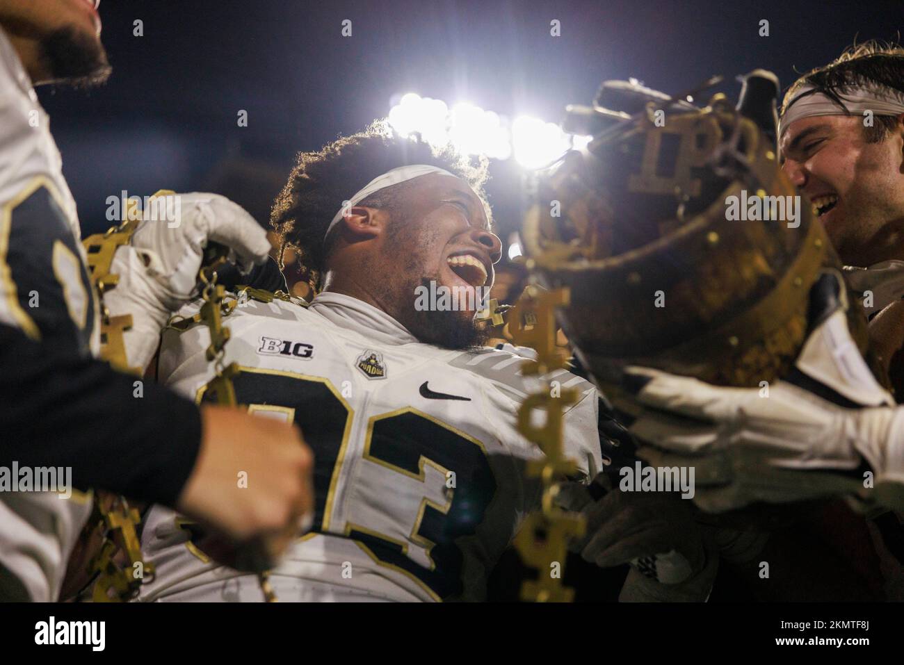 Old oaken bucket hires stock photography and images Alamy