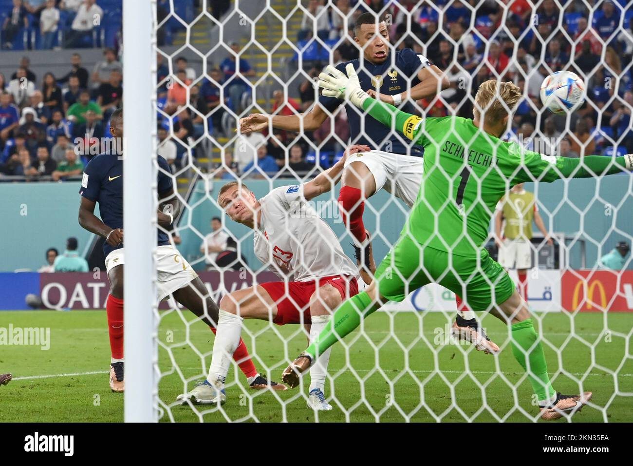 goal 2-1 Kylian MBAPPE (FRA) versus Kasper DOLBERG (DEN) and goalwart  Kasper SCHMEICHEL (DEN), action, left: Marcus THURAM (FRA), penalty area  scene. Game 23, Group D France (FRA) - Denmark (DEN) 2-1