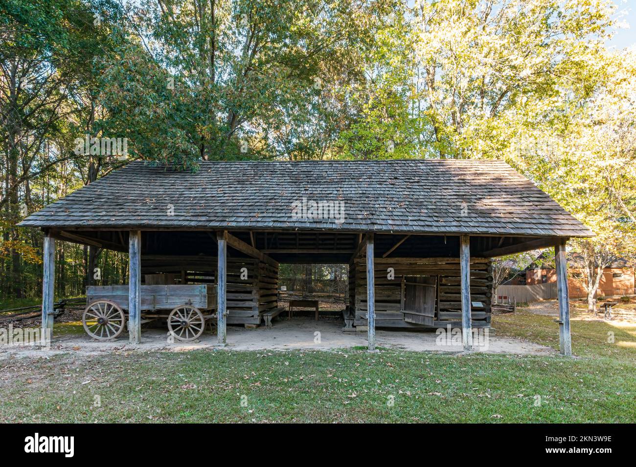 Calhoun, Georgia, USA-October 20, 2022: Replica barn and wagon from a typical Cherokee homestead farm in the 1800s on the New Echota State Historic Si Stock Photo