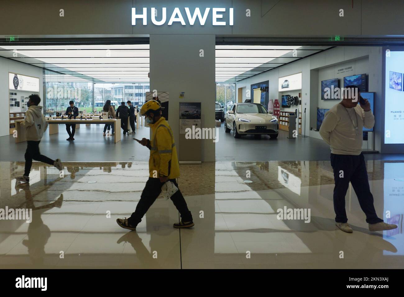 HANGZHOU, CHINA - NOVEMBER 27, 2022 - Customers walk past a Huawei store in Hangzhou, Zhejiang province, China, Nov 27, 2022. Citing national security Stock Photo