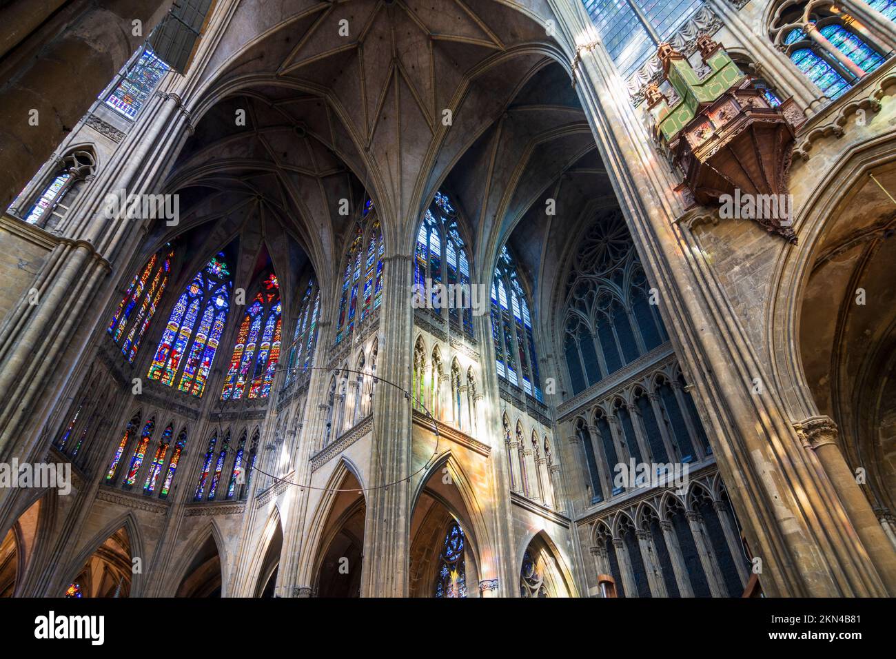 Metz: Cathedral of Saint Stephen (Cathédrale Saint Étienne), nave in ...