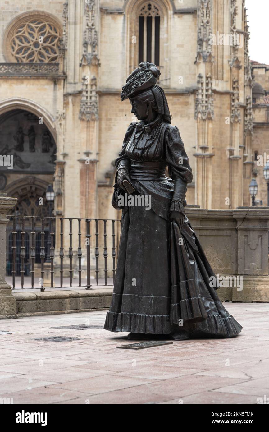 OVIEDO, SPAIN-AUGUST 10, 2021: Statue dedicated to La Regenta in front of Oviedo Cathedral (Sculptor: Mauro Alvarez Fernandez) Stock Photo