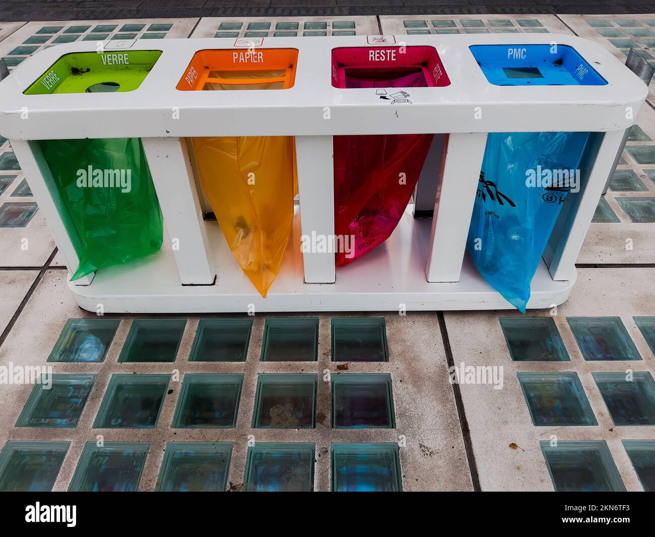Recycling am Hauptbahnhof in Brüssel Stock Photo